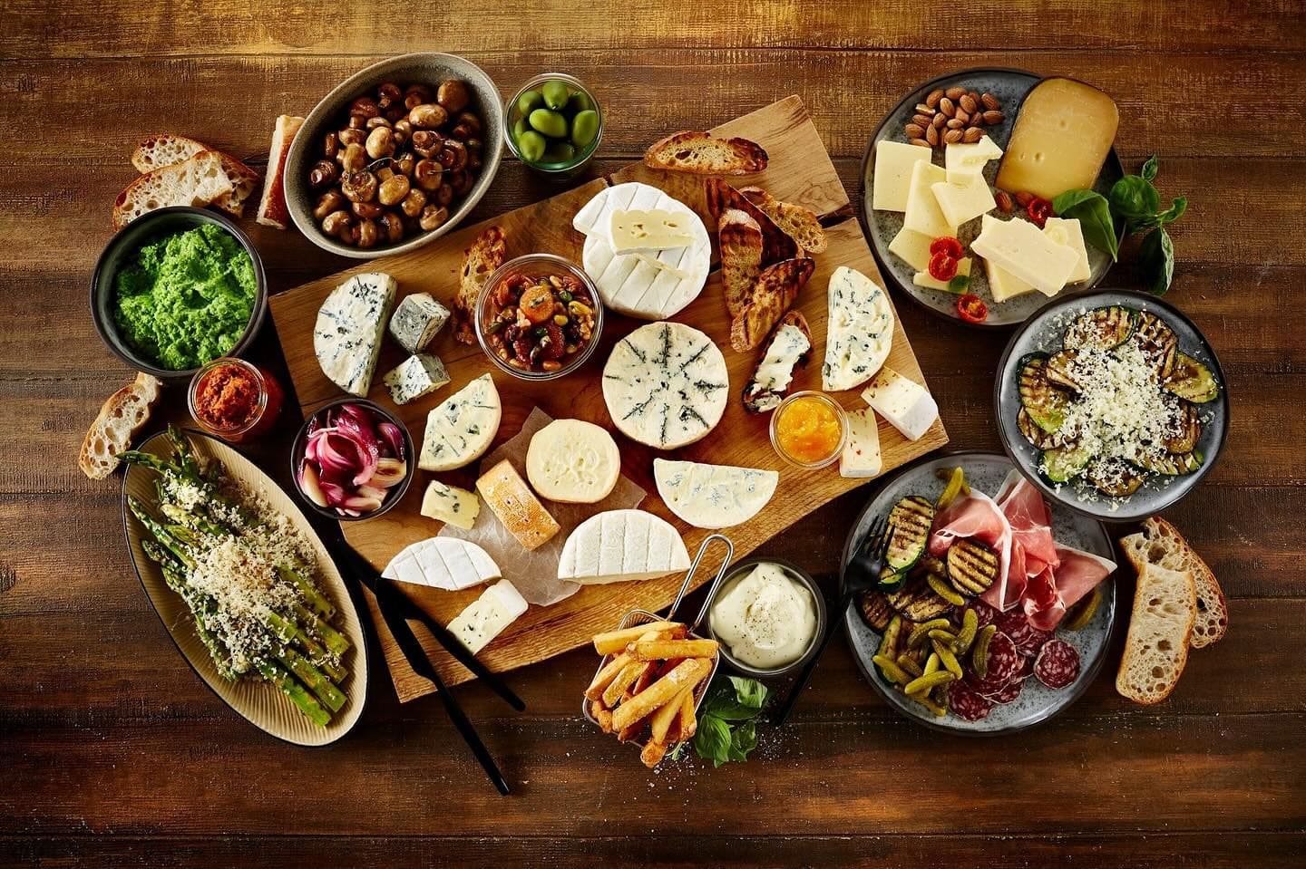 Charcuterie-brett med camembert, blaamuggost, oliven, noetter, spekemat og grillede groennsaker