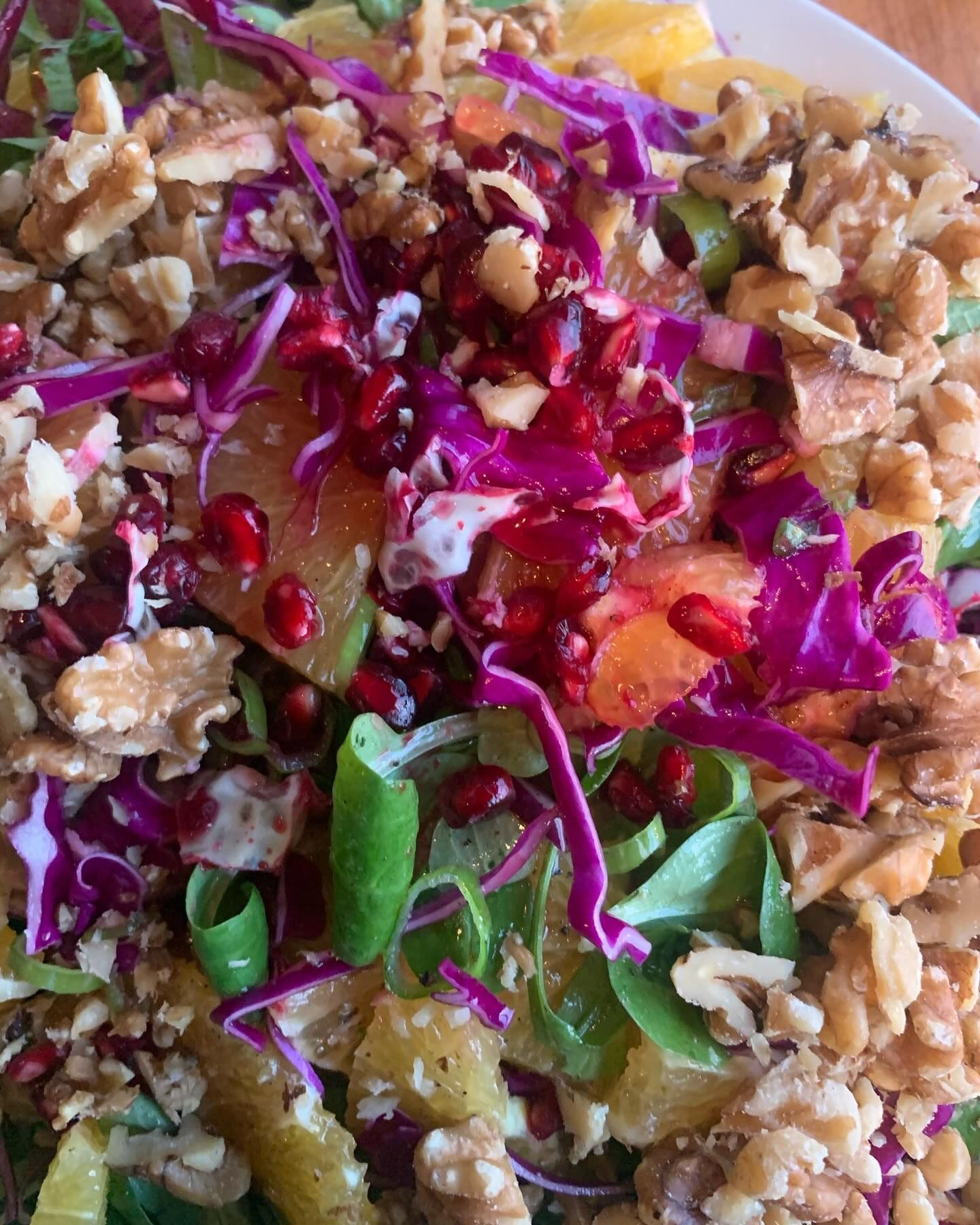 Julesalat med appelsin, roedkaal, granateple og valnoetter