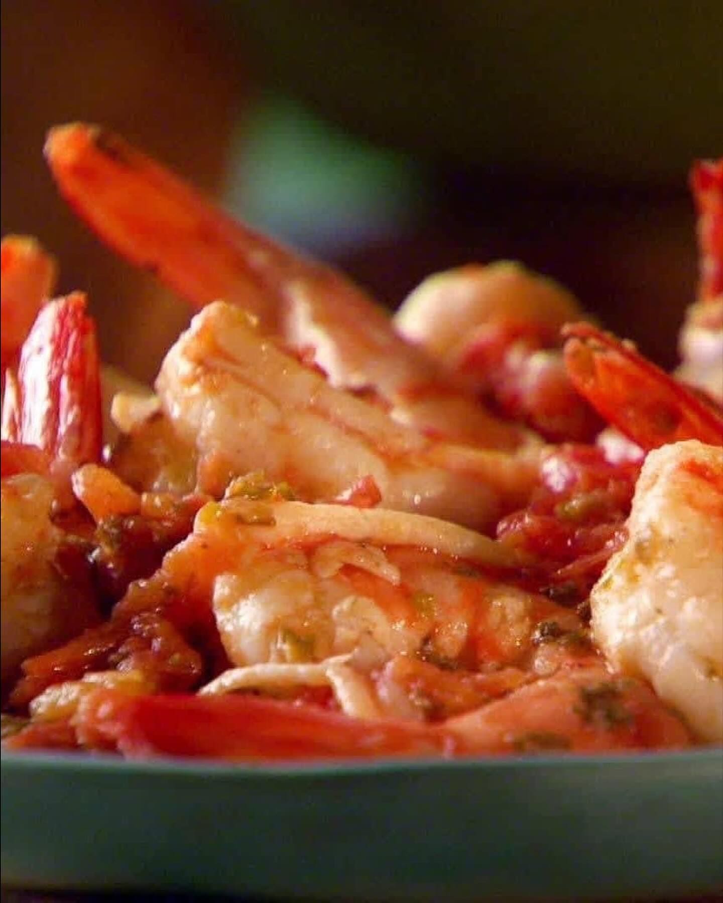 Naerbilde av scampi stekt med chili og hvitloek i panne