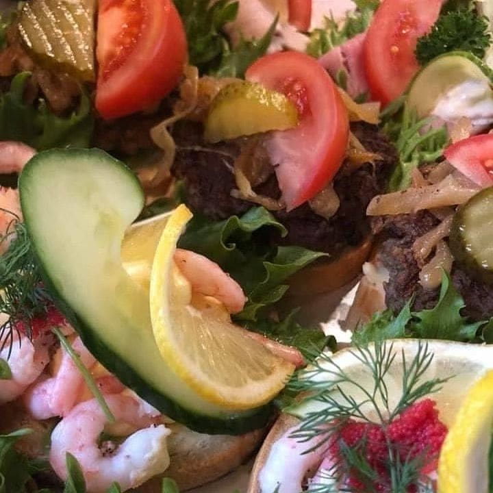 Klassiske snitter med reker, roastbeef, sylteagurk, tomat og sitron