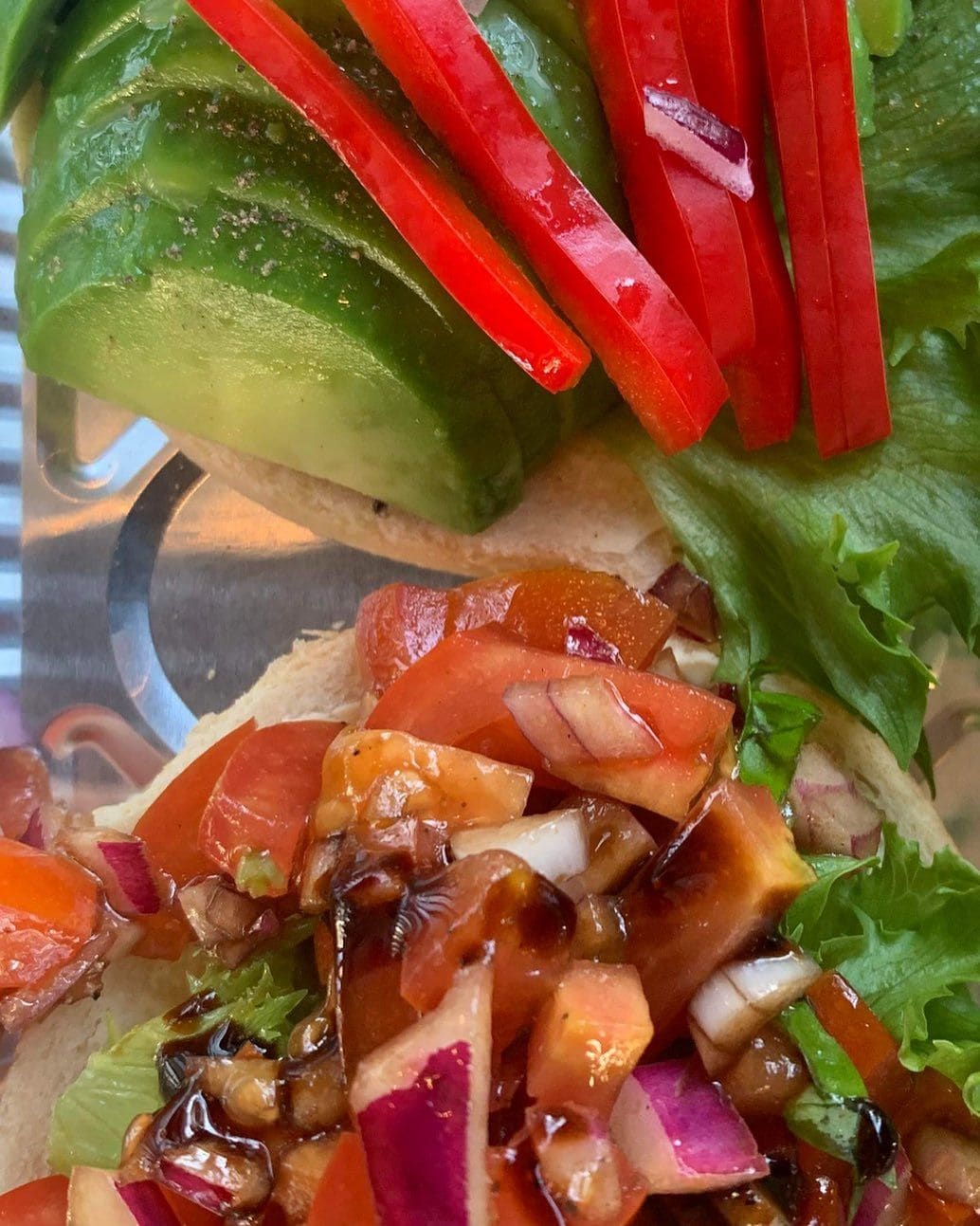 Veganske snitter med avokado, roed paprika og tomatsalsa